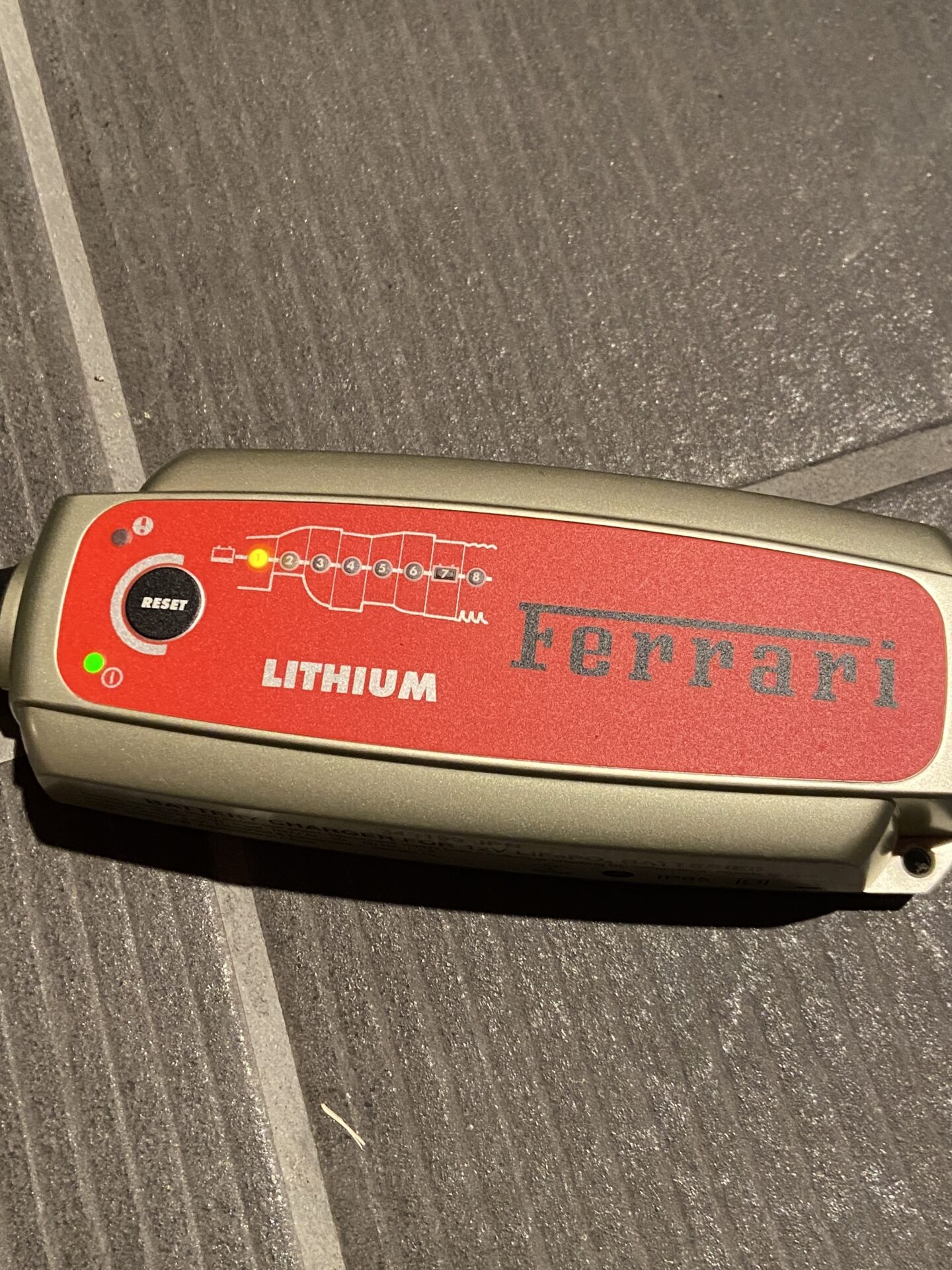 フェラーリ バッテリーチャージャー